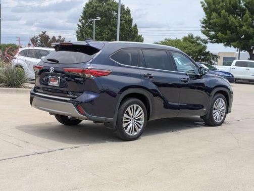 2023 Toyota Highlander Hybrid Platinum