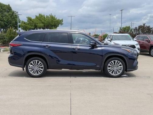 2023 Toyota Highlander Hybrid Platinum