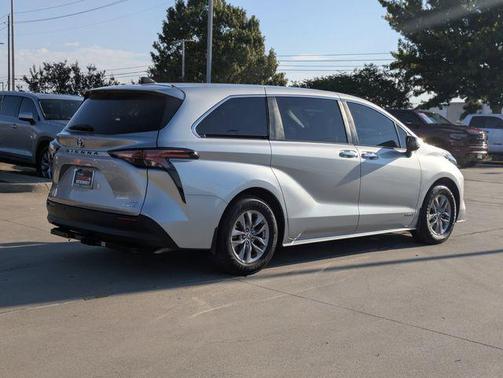 2021 Toyota Sienna XLE 7 Passenger