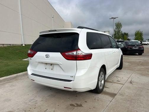 2017 Toyota Sienna LE