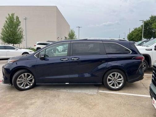 2023 Toyota Sienna Platinum 7 Passenger
