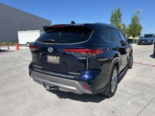 2023 Toyota Highlander Hybrid Platinum