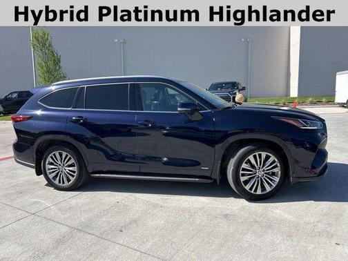 2023 Toyota Highlander Hybrid Platinum