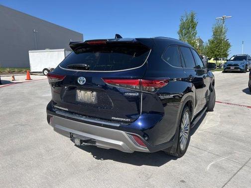 2023 Toyota Highlander Hybrid Platinum