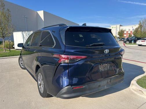 2022 Toyota Sienna LE