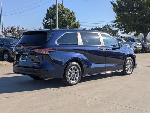 2022 Toyota Sienna LE