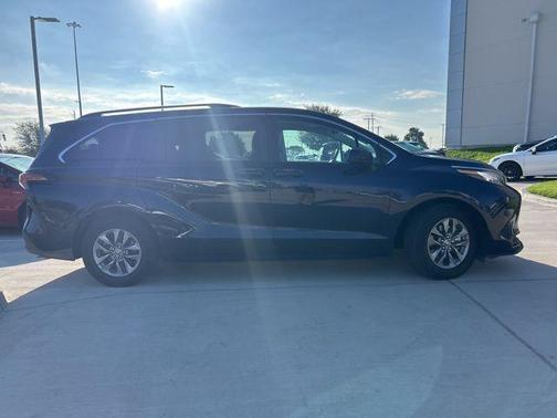 2022 Toyota Sienna LE