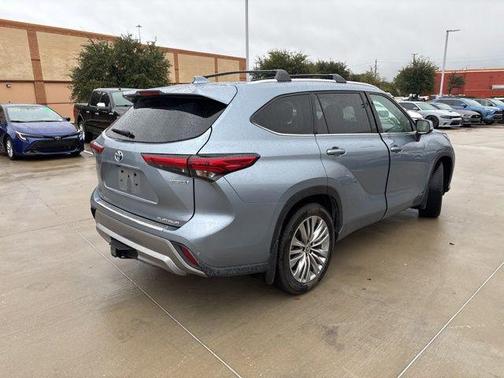 2023 Toyota Highlander Hybrid Platinum
