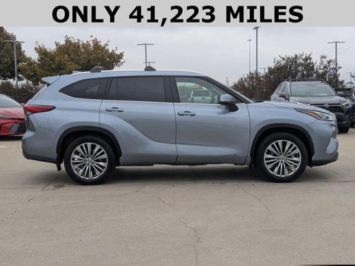 2023 Toyota Highlander Hybrid Platinum