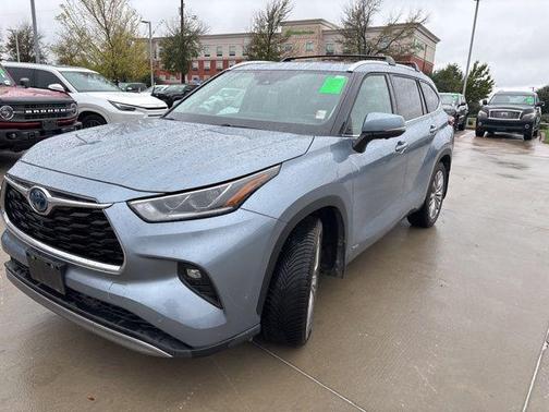 2023 Toyota Highlander Hybrid Platinum