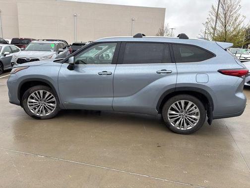 2023 Toyota Highlander Hybrid Platinum
