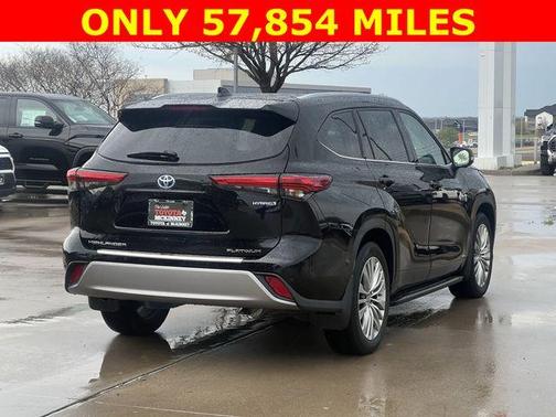 2023 Toyota Highlander Hybrid Platinum