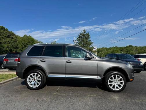 Gray 2010 Volkswagen Touareg VR6
