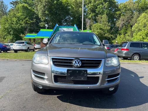 Gray 2010 Volkswagen Touareg VR6