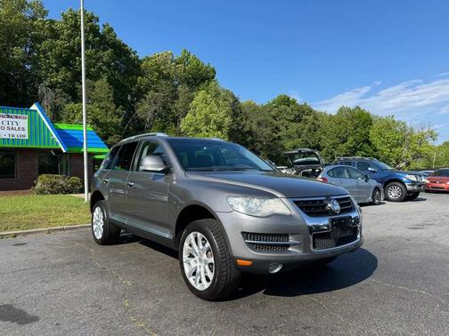 Gray 2010 Volkswagen Touareg VR6