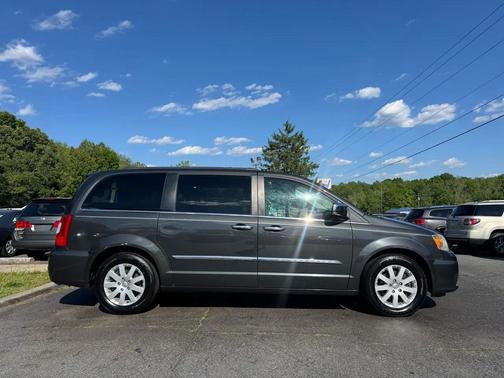Brilliant Black Crystal Pearlcoat 2012 Chrysler Town & Country Touring-L