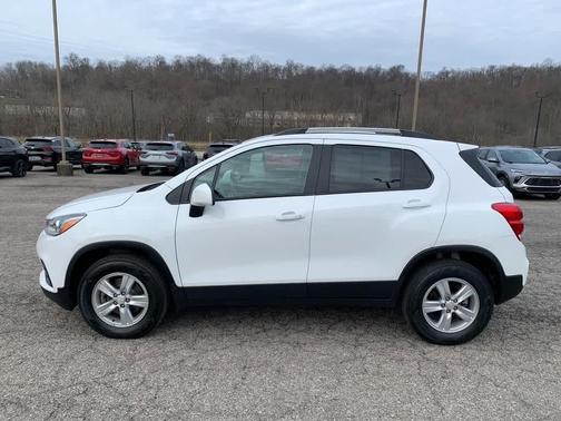 Summit White 2022 Chevrolet Trax LT