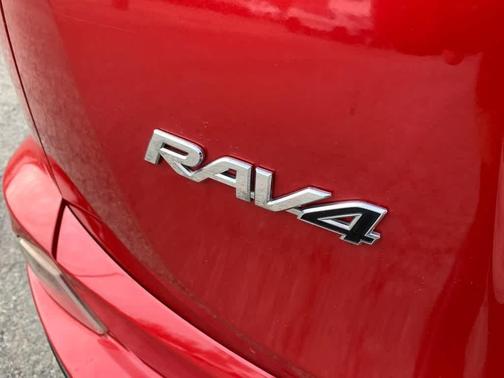 Barcelona Red Metallic 2016 Toyota RAV4 LE