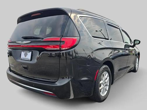 Brilliant Black Crystal Pearlcoat 2022 Chrysler Pacifica Touring L