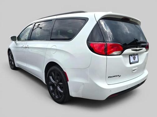 White 2020 Chrysler Pacifica Touring-L Plus