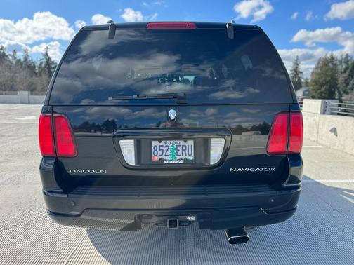 2004 Lincoln Navigator Base