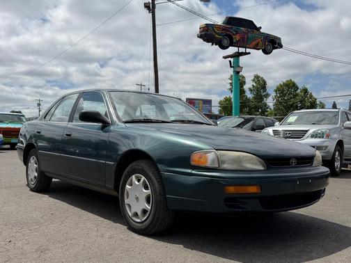 GREEN 1996 Toyota Camry DX