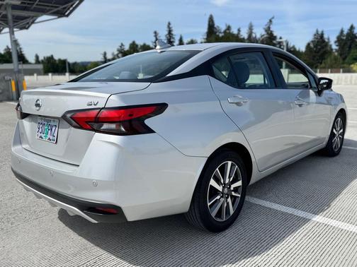 Brilliant Silver Metallic 2020 Nissan Versa 1.6 SV
