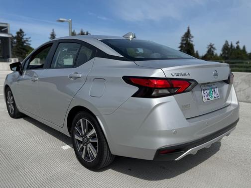 Brilliant Silver Metallic 2020 Nissan Versa 1.6 SV