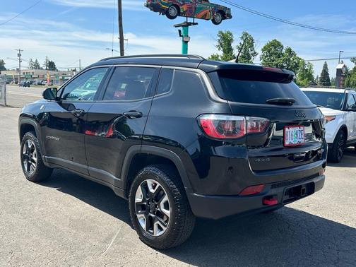 Diamond Black Crystal Pearlcoat 2018 Jeep Compass Trailhawk