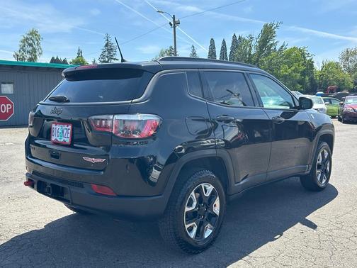 Diamond Black Crystal Pearlcoat 2018 Jeep Compass Trailhawk