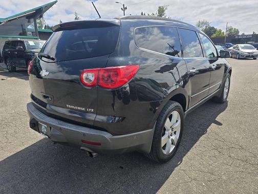 Black Granite Metallic 2011 Chevrolet Traverse LTZ