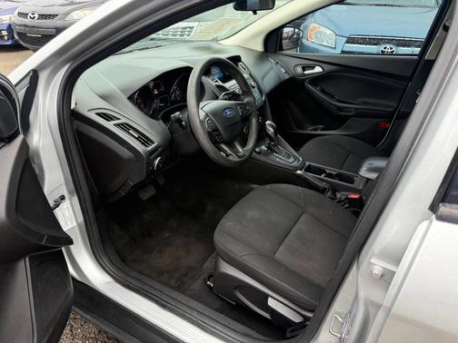 Oxford White 2018 Ford Focus SE