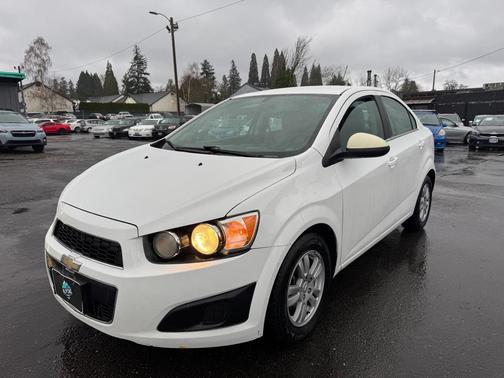 Summit White 2015 Chevrolet Sonic LT