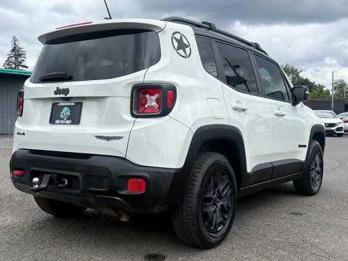 Alpine White 2017 Jeep Renegade Trailhawk