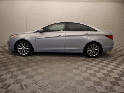 Photo 2 of 16 of 2013 Hyundai Sonata SE