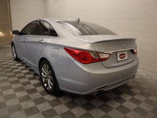 Photo 3 of 16 of 2013 Hyundai Sonata SE