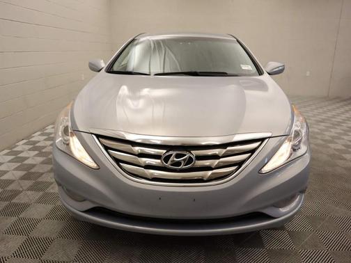 Photo 4 of 16 of 2013 Hyundai Sonata SE