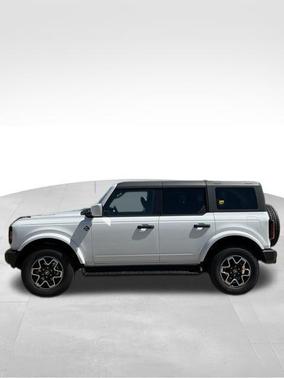 Oxford White 2026 Ford Bronco Outer Banks
