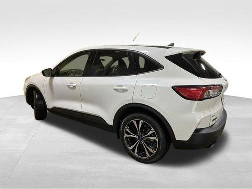 White Metallic 2022 Ford Escape SE
