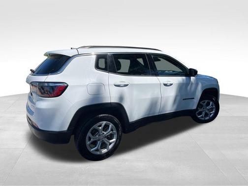Bright White Clearcoat 2024 Jeep Compass Latitude