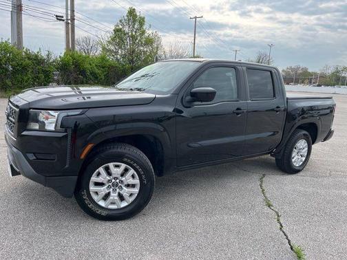 Black 2022 Nissan Frontier SV