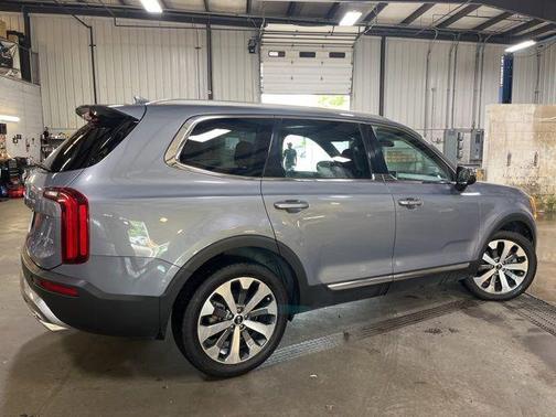Everlasting Silver 2021 Kia Telluride EX