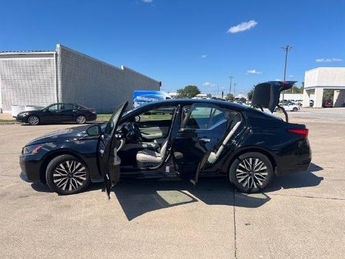 Black 2024 Nissan Altima 2.5 SV