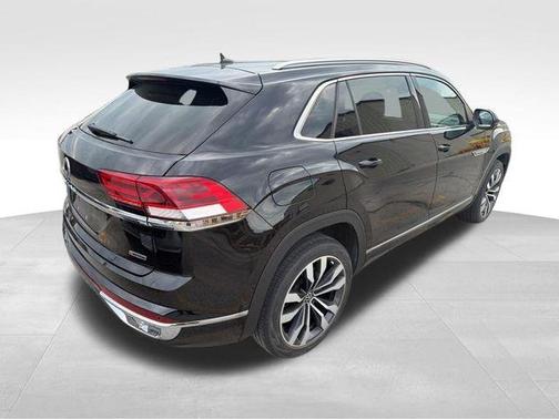 Deep Black Pearl Effect 2022 Volkswagen Atlas Cross Sport 3.6L V6 SEL Premium R-Line