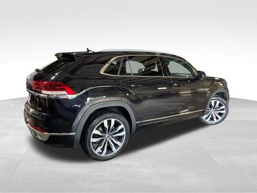 Deep Black Pearl Effect 2022 Volkswagen Atlas Cross Sport 3.6L V6 SEL Premium R-Line