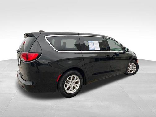 Brilliant Black Crystal Pearlcoat 2023 Chrysler Voyager LX