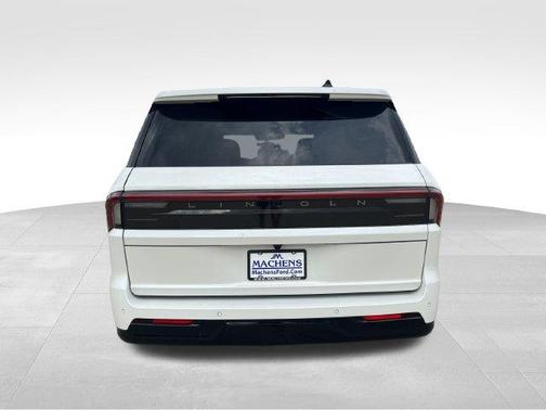 White Metallic 2027 Lincoln Navigator Reserve
