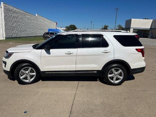 White Platinum Clearcoat Metallic 2018 Ford Explorer XLT