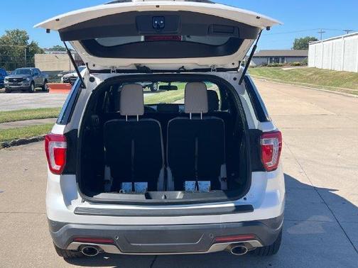 White Platinum Clearcoat Metallic 2018 Ford Explorer XLT