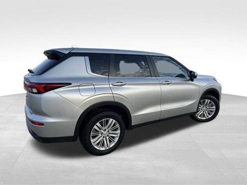 2024 Mitsubishi Outlander ES